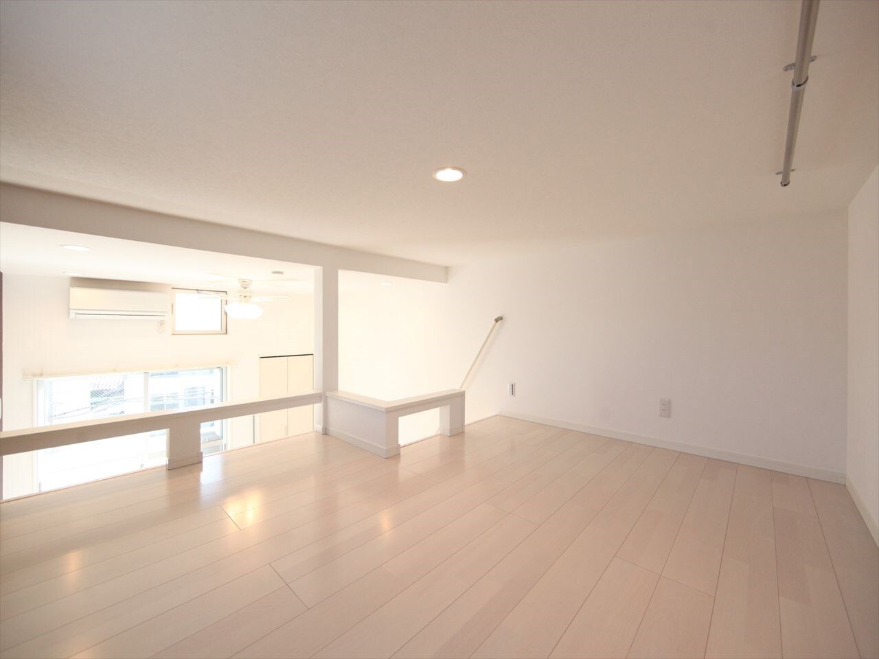 物件内観写真18　(上階ロフト5.8帖（収納としてもお部屋しても使えます）)