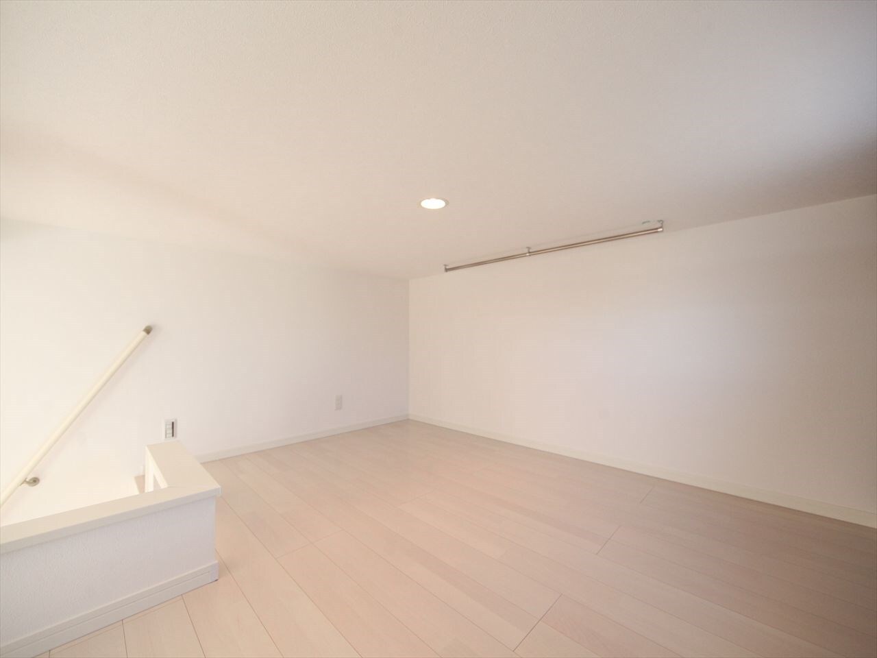 物件内観写真23　(上階ロフト5.8帖（収納としてもお部屋しても使えます）)