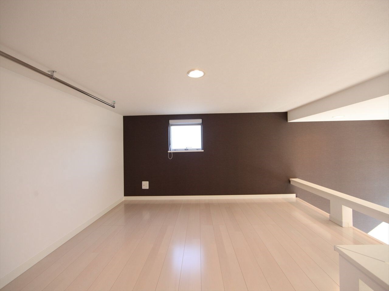 物件内観写真24　(上階ロフト5.8帖（収納としてもお部屋しても使えます）)