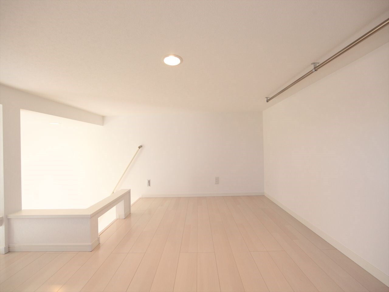 物件内観写真26　(上階ロフト5.8帖（収納としてもお部屋しても使えます）)