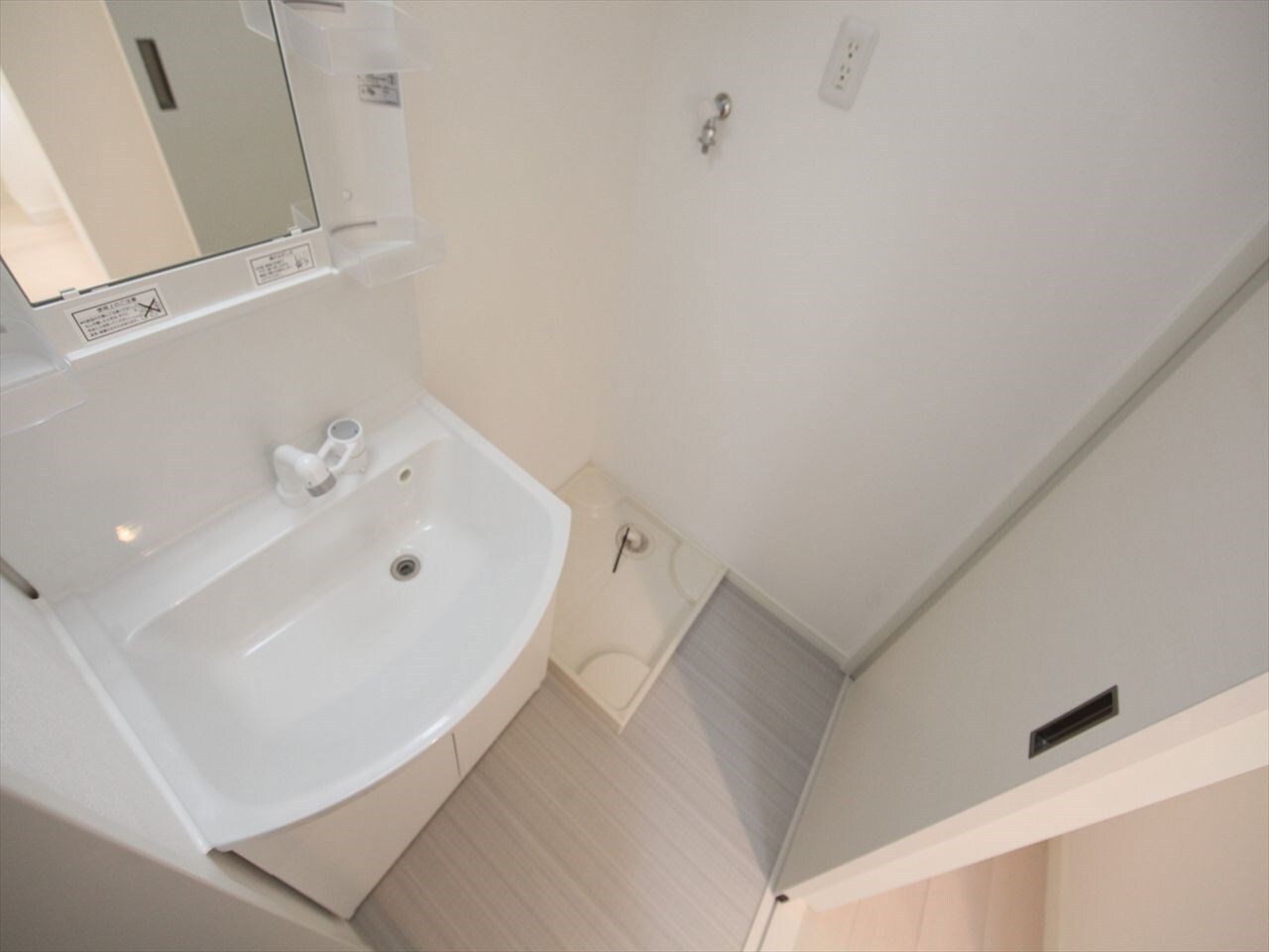 物件内観写真28　(脱衣所　独立洗面台（シャンプードレッサー）洗濯機用意できます)