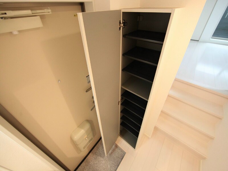 物件内観写真6　(玄関　シューズボックス付（収納充実してます）)
