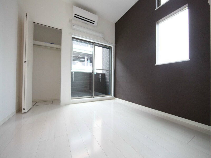 物件内観写真8　(クローゼット付（収納充実してます）)