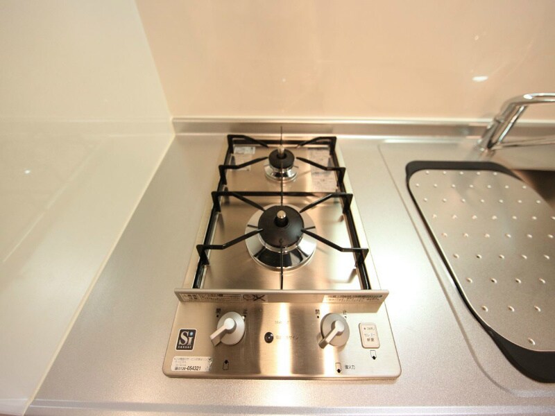 物件内観写真30　(システムキッチン（ガス2口）冷蔵庫・レンジ等ご用意できます)