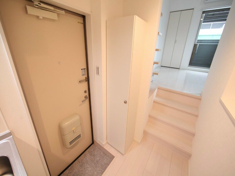 物件内観写真31　(玄関　シューズボックス付（収納充実してます）)