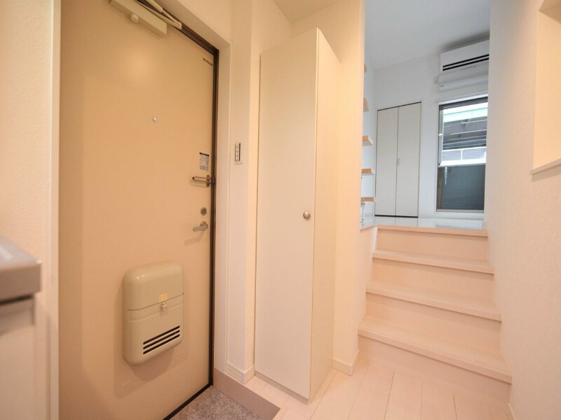 物件内観写真34　(玄関　シューズボックス付（収納充実してます）)