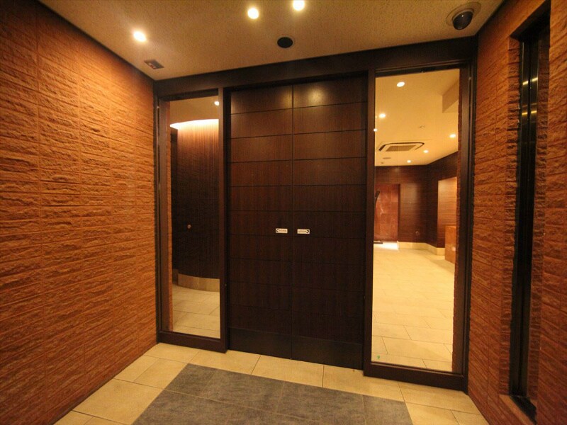 物件外観写真2　(外観　宅配ＢＯＸ　防犯カメラ　オートロック)