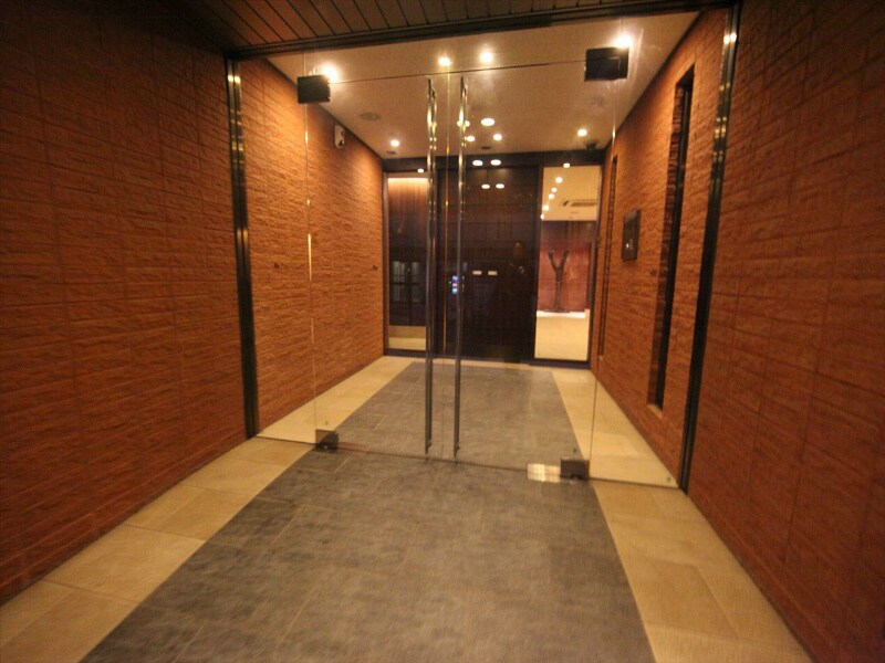 物件外観写真3　(外観　宅配ＢＯＸ　防犯カメラ　オートロック)