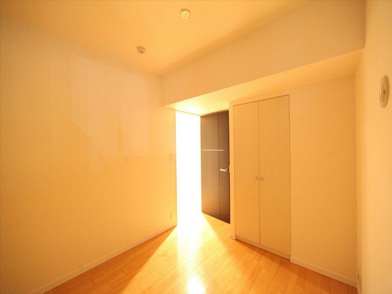 物件内観写真32　(洋室5帖　クローゼット（収納充実してます）)