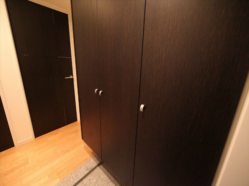 物件内観写真34　(玄関　シューズボックス付（収納充実してます）)