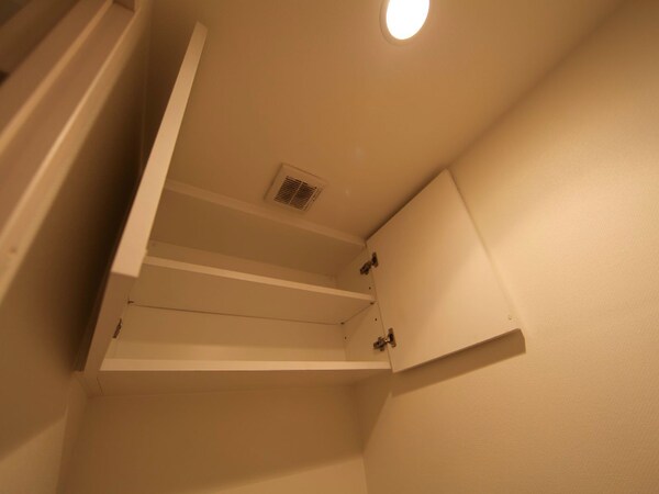 トイレ(トイレ上部にある収納棚)