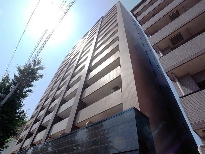 物件外観写真1　(外観　オートロック　宅配ＢＯＸ　防犯カメラ)