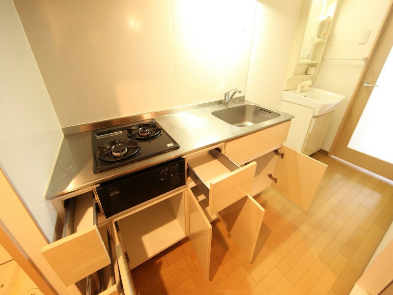 物件内観写真7　(システムキッチン（ガス2口コンロ）冷蔵庫レンジ等用意できます)