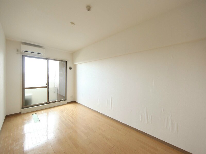 物件内観写真13　(洋室9.4帖　エアコン完備)