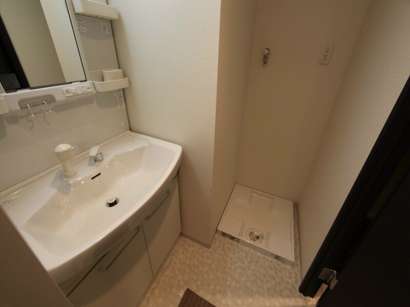 物件内観写真3　(脱衣所　独立洗面台（シャンプードレッサー）洗濯機用意できます)