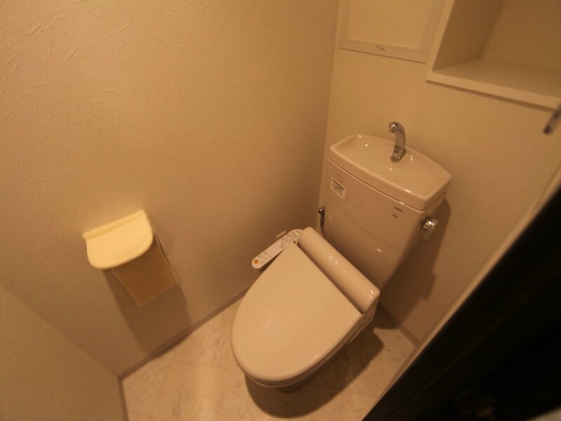 物件内観写真5　(温水洗浄暖房便座付トイレ)