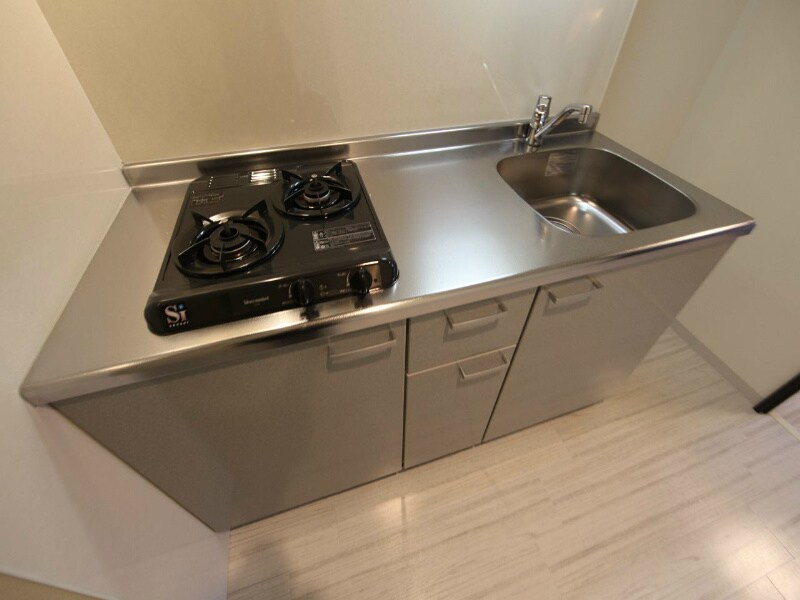 物件内観写真7　(システムキッチン（ガス2口）冷蔵庫・レンジ等ご用意できます)