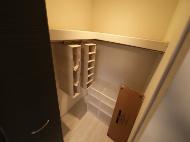 物件内観写真8　(ウォークインクローゼット付（収納充実してます）)