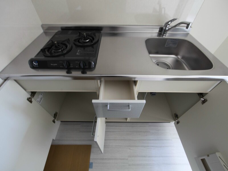 物件内観写真26　(システムキッチン（ガス2口）冷蔵庫・レンジ等ご用意できます)