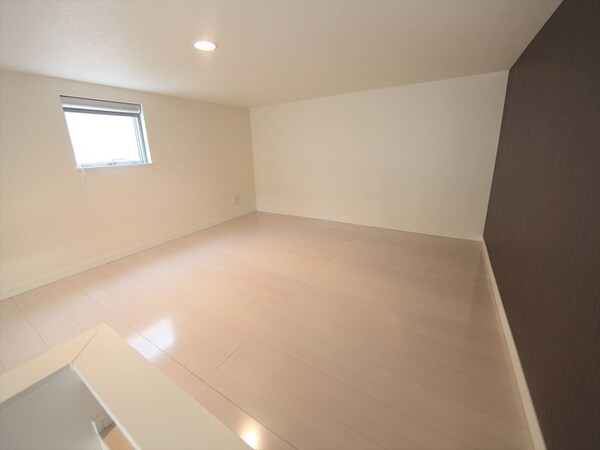 その他部屋・スペース(上階ロフト6帖（収納としてもお部屋としても使えます）)