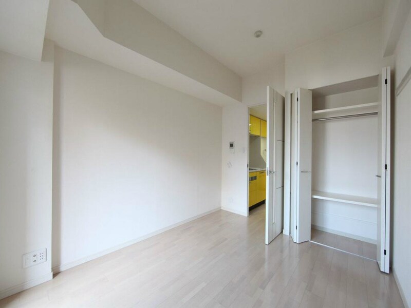 物件内観写真2　(洋室6.4帖　クローゼット付（収納充実してます）)