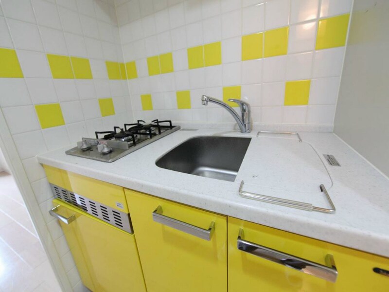 物件内観写真7　(システムキッチン（ガス2口）冷蔵庫・レンジ等ご用意できます)