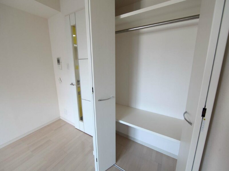物件内観写真8　(クローゼット付（収納充実してます）)