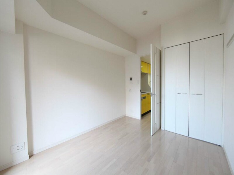 物件内観写真17　(洋室6.4帖　クローゼット付（収納充実してます）)