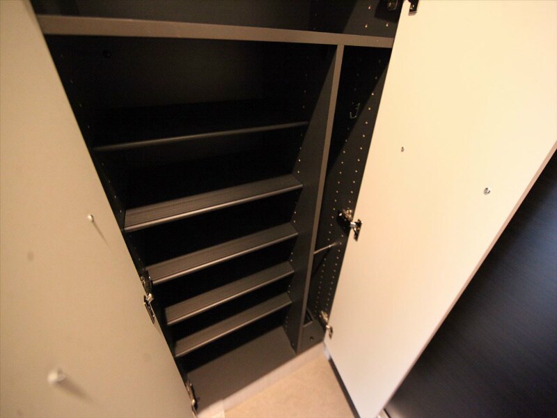 物件内観写真6　(玄関　シューズボックス付（収納充実してます）　)