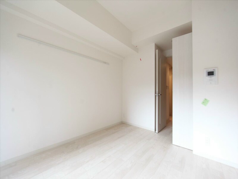 物件内観写真9　(洋室7帖　クローゼット付（収納充実してます）エアコン付)