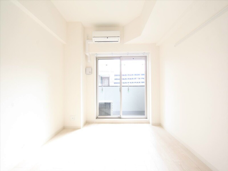 物件内観写真10　(洋室7帖　クローゼット付（収納充実してます）エアコン付)