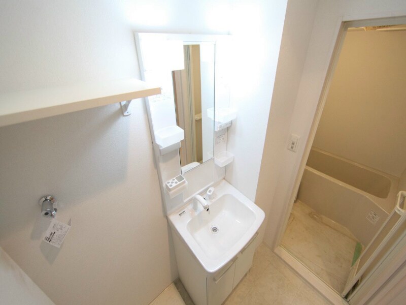 物件内観写真3　(脱衣所　独立洗面台（シャンプードレッサー）洗濯機用意できます)