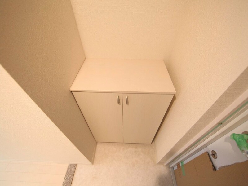 物件内観写真6　(玄関　シューズボックス（収納充実ししてます）)