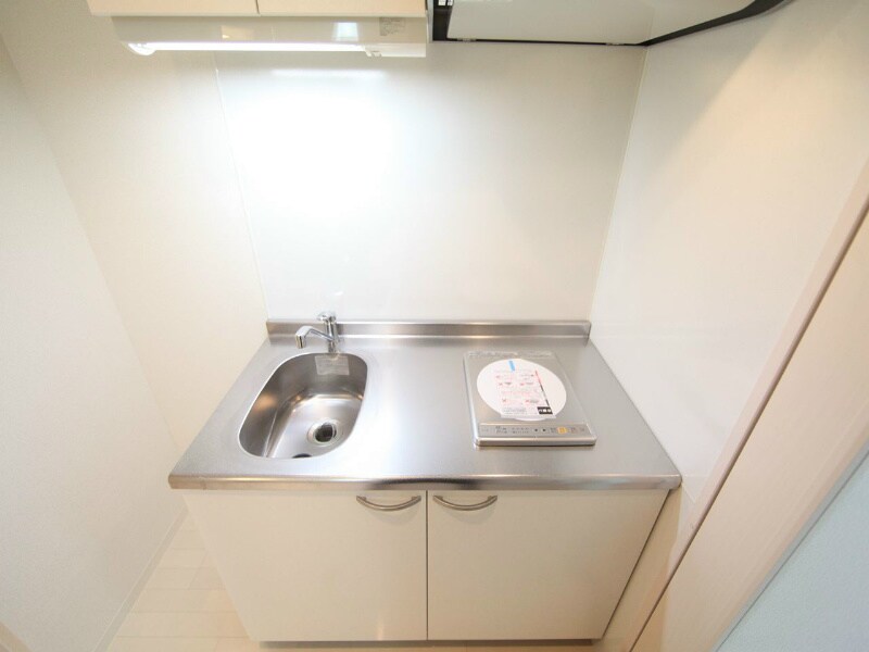 物件内観写真7　(キッチン（ＩＨ1口）冷蔵庫・レンジ等ご用意できます)