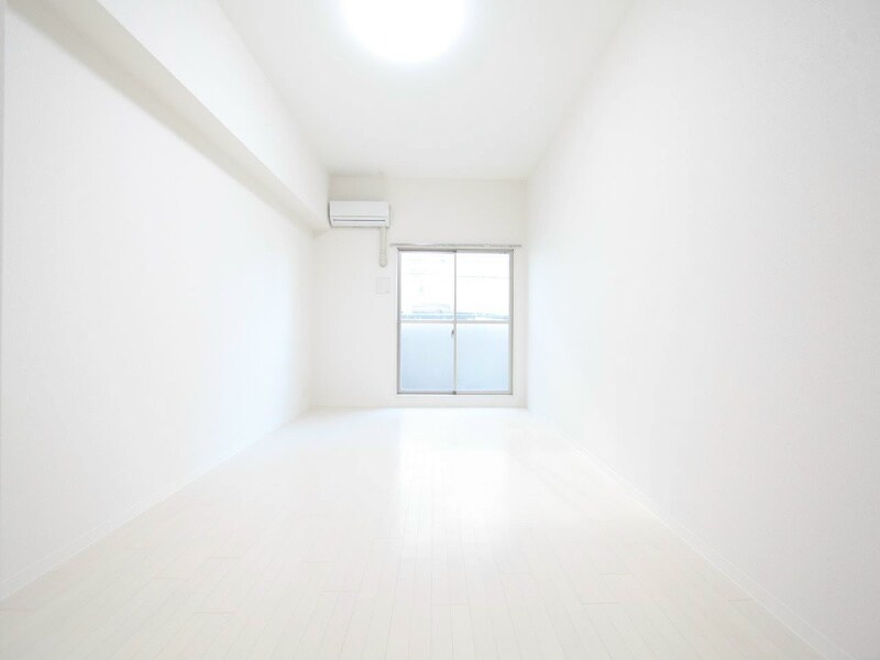 物件内観写真11　(洋室10.2帖　クローゼット付（収納充実してます）)