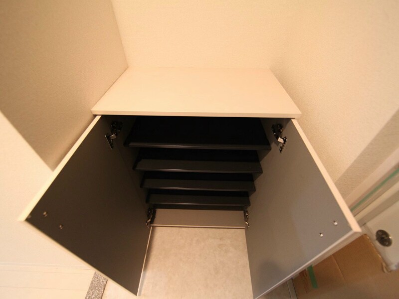 物件内観写真20　(玄関　シューズボックス（収納充実ししてます）)