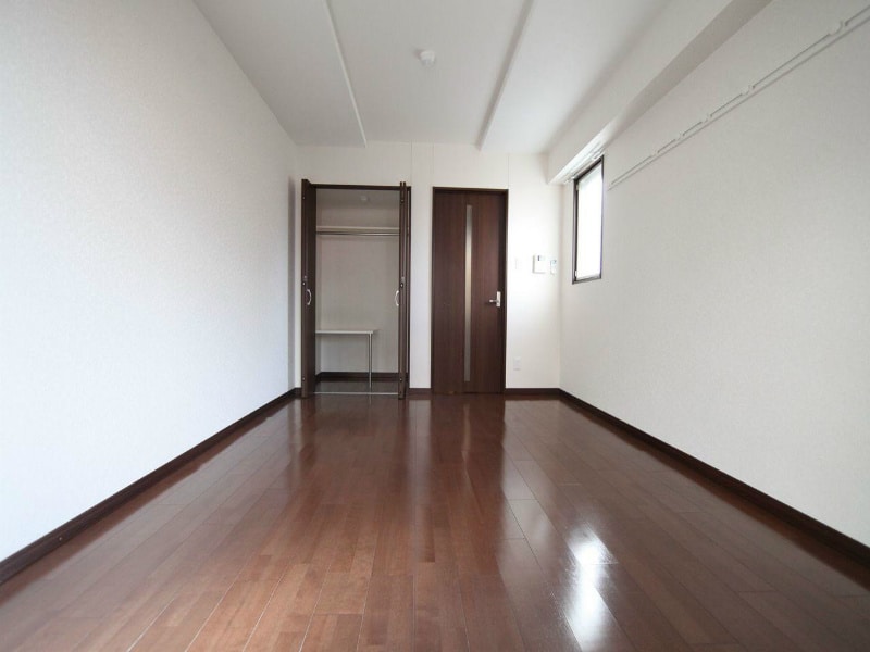 物件内観写真2　(洋室8.9帖　クローゼット（収納充実してます）)