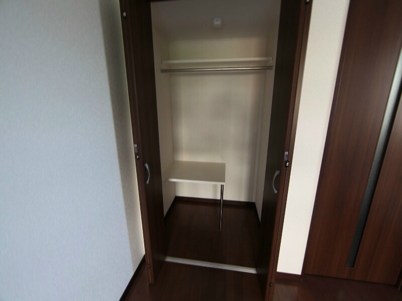物件内観写真8　(クローゼット　収納充実してます)