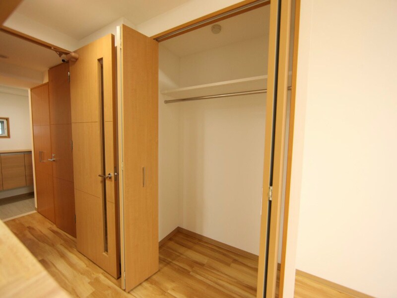 物件内観写真6　(クローゼット付（収納充実してます）)