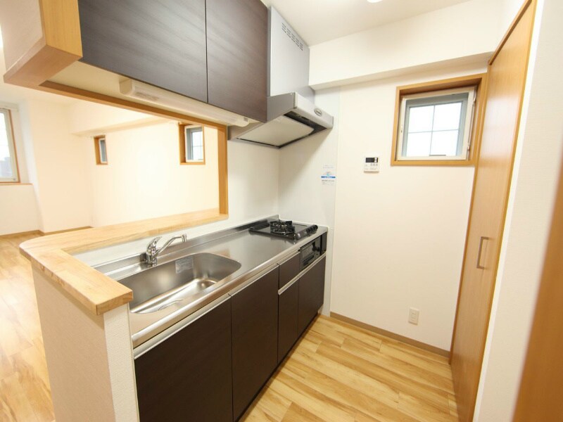 物件内観写真7　(システムキッチン（ガス2口コンログリル付）カウンターキッチン)