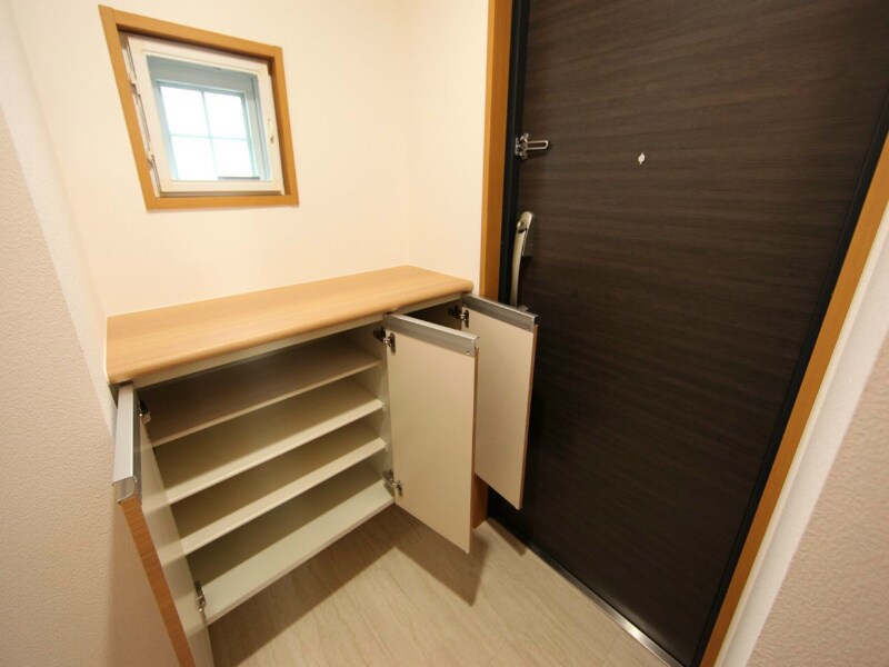 物件内観写真8　(玄関　シューズボックス付（収納充実してます）)