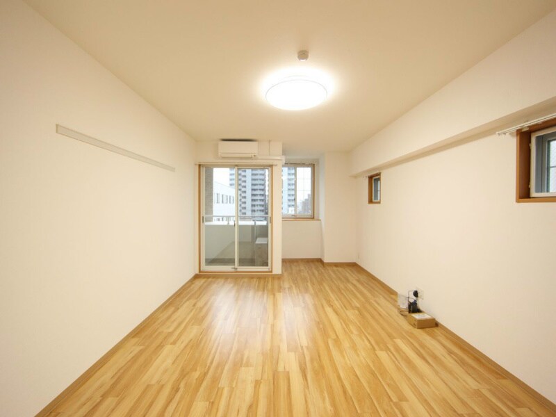 物件内観写真12　(洋室15.3帖　南面バルコニー)