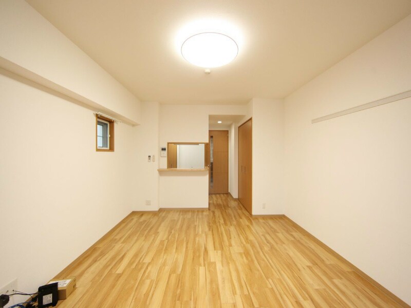 物件内観写真18　(洋室15.3帖　2面採光　カウンターキッチン)