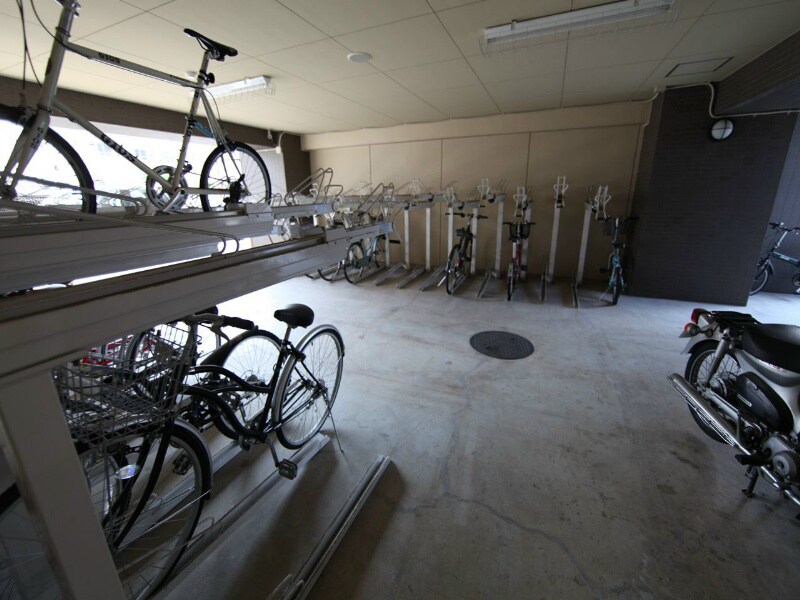 物件外観写真2　(屋根付き駐輪場)