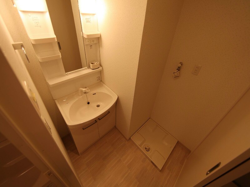 物件内観写真3　(脱衣所　独立洗面台（シャンプードレッサー付）収納スペース有)