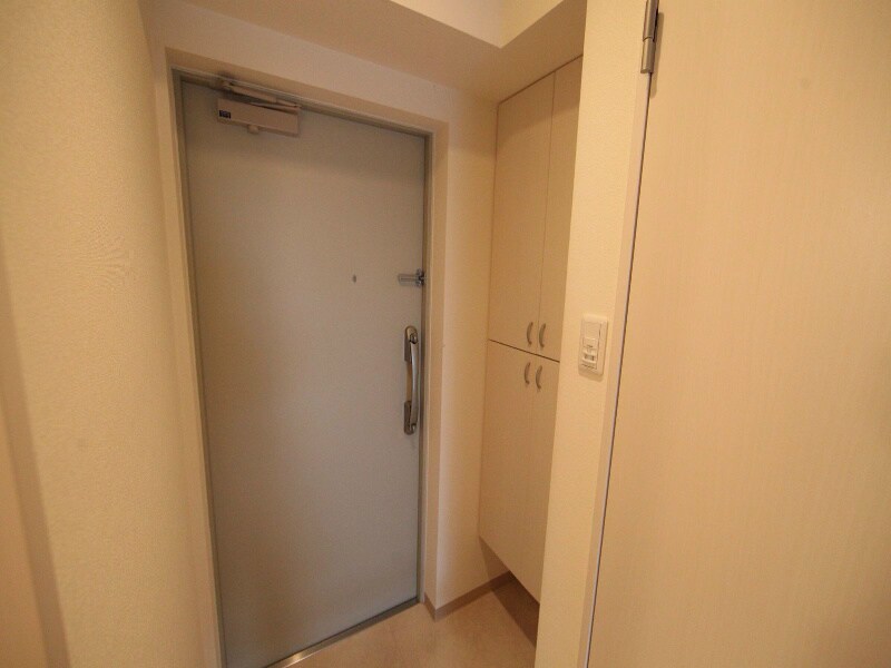 物件内観写真19　(玄関　シューズボックス付（収納充実してます）)