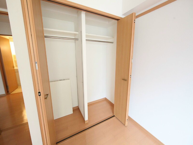 物件内観写真8　(クローゼット（収納充実しています）)