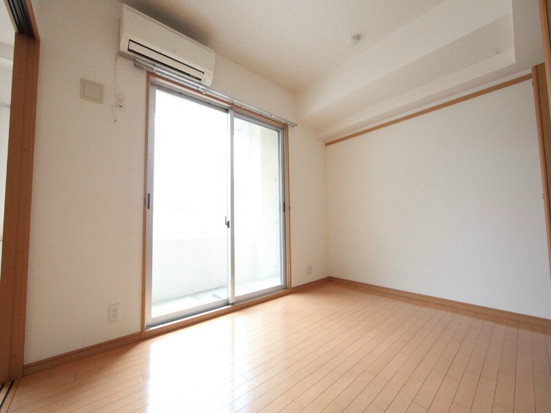 物件内観写真13　(洋室5.8帖　クローゼット付　エアコン完備　バルコニー)