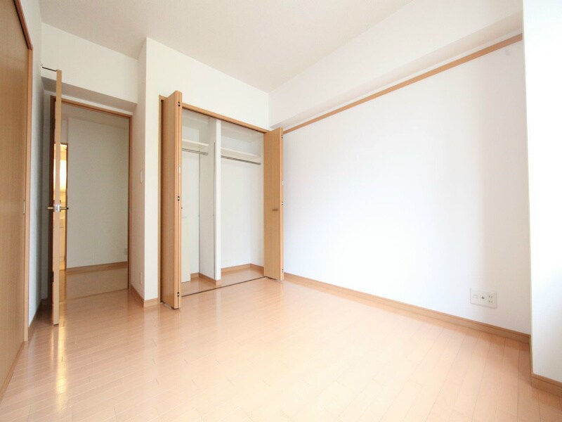 物件内観写真14　(洋室6.5帖　クローゼット（収納充実してます）)