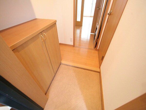 玄関(玄関　シューズボックス付（収納充実してます）)